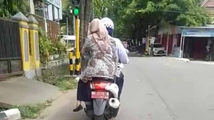Pegawai Dishub Wajo Muh Yunus yang membela anak legislator Wajo saat memukul juru parkir (jukir) ternyata masih memakai motor dinasnya.