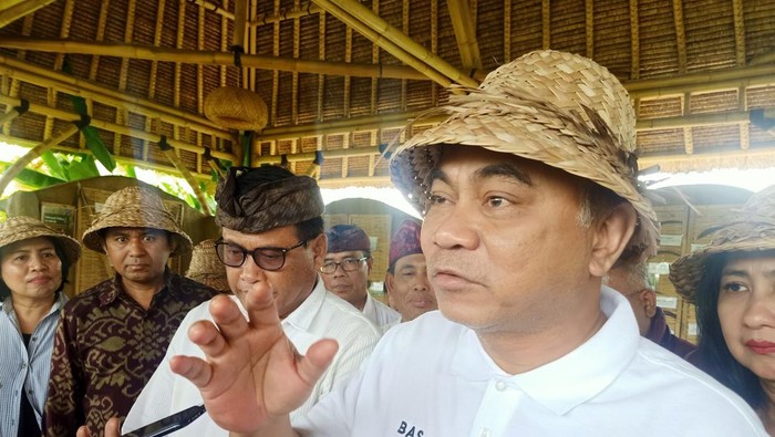 Wakil Menteri Desa, Pembangunan Daerah Tertinggal, dan Transmigrasi Budi Arie Setiadi ketika berkunjung ke kawasan Teba Majelangu, Kertalangu, Denpasar, Bali pada Minggu (5/2/2023).