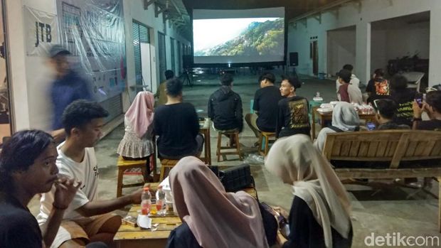Warga menonton layar tancap di Indramayu