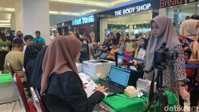 Warga saat melakukan pengurusan KTP di Plaza Medan Fair