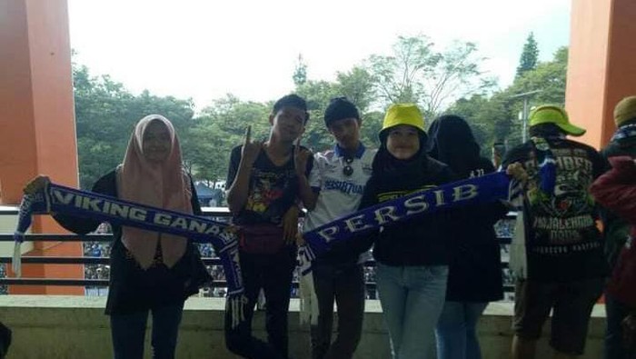 Zalia Litantri (19) (baju hitam topi kuning) salah satu bobotoh dari Kabupaten Subang.