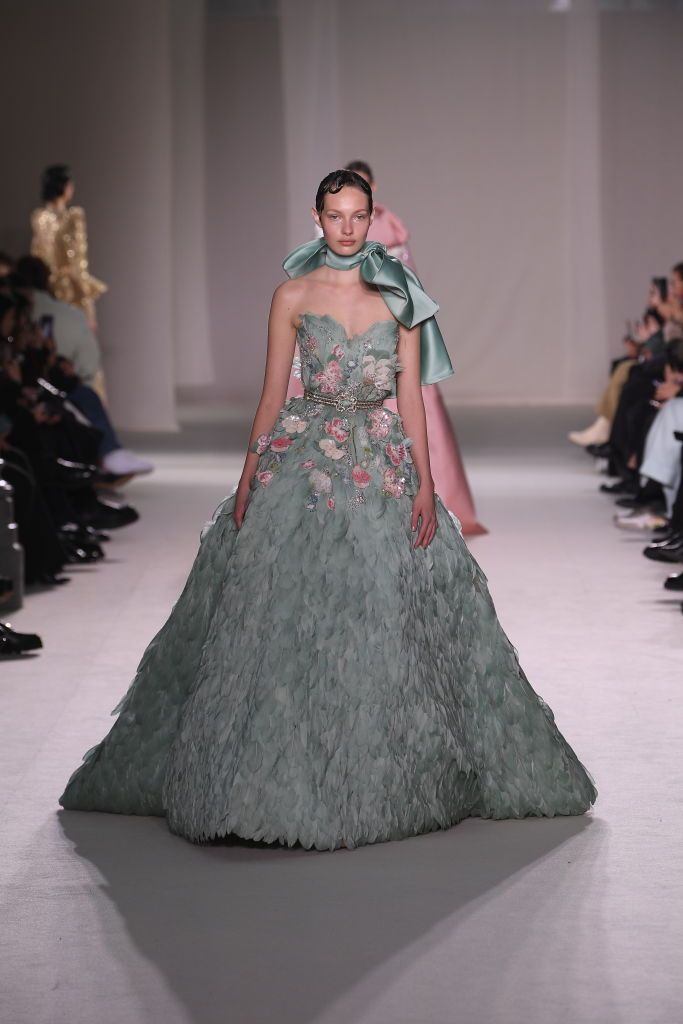 10 Inspirasi Gaun Pengantin dari Koleksi Elie Saab Couture 2023 Runway at Elie Saab Couture Spring 2023 photographed on January 25, 2023 in Paris, France. (Photo by Giovanni Giannoni/WWD via Getty Images)