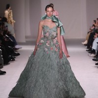 Inilah koleksi gaun couture Elie Saab untuk 2023 yang ditampilkan di Paris, Prancis. Foto: dok. Giovanni Giannoni/ Getty Images.   