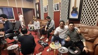 Dirinya cukup dekat dengan member band Ungu. Bersama Pasha keduanya asyik ngopi saat latihan musik di studio bareng. Foto: Instagram @kiki_the_potters