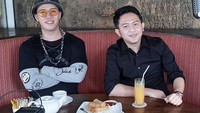 Memiliki lebih dari 150 ribu followers di Instagram, kali ini Kiki tampak ngemil lumpia goreng dengan es jeruk segar. Foto: Instagram @kiki_the_potters