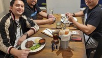 Makan steak sebagai menu makan malam bersama teman-teman. Kiki pilih mashed potato hingga saus BBQ. Foto: Instagram @kiki_the_potters