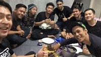 Makan sate dengan nasi putih, jadi momen seru Kiki saat makan-makan bareng temannya. Foto: Instagram @kiki_the_potters