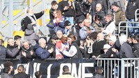 Pelukan Osimhen untuk Fans Spezia yang Kena Tembakannya