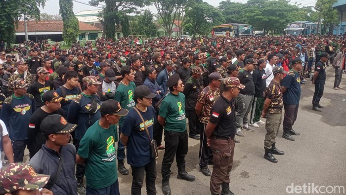1.500 Banser Lamongan saat hendak berangkat ke Puncak 1 Abad NU di Sidoarjo