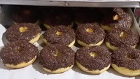 Delicia Krasiva di Serua Village, Bojongsari, Depok tawarkan donat kentang empuk lembut yang dibuat dengan butter. Varian rasanya klasik seperti meses dan keju. Untuk bomboloni ada Lotus Biscoff dan Nutella. Foto: deliciakrasiva