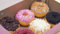 Donat kentang premium jadi menu andalan Donat Koe di Meruya Utara, Jakarta Barat. Pilihan rasanya beragam dan cocok dijadikan hadiah untuk orang tersayang. Foto: donatkoe__