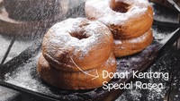 Kedai Rasea yang terkenal dengan roti penyetnya juga jual donat kentang bertabur gula halus. Kedai Rasea berlokasi di Binus, Tebet, dan Kelapa Gading. Foto: kedai_rasea