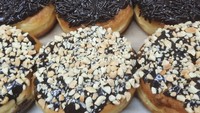 Di Blok M Plaza, kamu bisa jajan Donat Kentang Unyil. Harga per bungkus isi 10 Rp 51.000. Ada pilihan rasa original, cokelat kacang, dan meses. Foto: yatadonuts