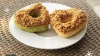 Ragam donat kentang ditawarkan oleh Rumah Kunyah di Kramat Pela. Salah satunya donat kentang Biscoff. Pilihan rasanya chocomelt, pandan Nutella, hingga krim keju. Harganya sekitar Rp 11.000 per buah. Foto: rumahkunyah