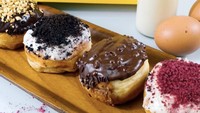 Di Jalan Poltangan Raya, kamu bisa jajan donat kentang buatan Pawon Miul. Satu pak donat kentang aneka topping isi 6 dibanderol Rp 32.000. Foto: pawon_miul