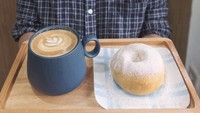 Mampir ke Lokasa Coffeeatery di Jalan Komando, Karet bisa cicip donat kentang sebagai pendamping minuman kopi. 3 buah dihargai Rp 24 ribu dengan pilihan isian cinnamon sugar, tiramisu, dan choco crunchy. Foto: lokasa_id 