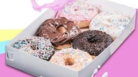 Spudnut Donat Kentang di Pisangan Timur, Pulo Gadung juga menawarkan donat kentang aneka topping. Per setengah lusin Rp 56 ribu dengan pilihan isian White Oreo, Ice Sugar, Chocolate Spark, hingga Strawberry Spark. Foto: Spudnut Donat