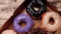 Mampir ke Chillax, Sudirman, kamu bisa jajan donat kentang enak di Hungryonuts. Varian populernya cinnamon sugar yang manis aromatik. Ada juga orange sugar, taro, blueberry, dan tiramisu. Foto: hungryonuts