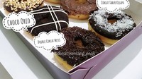 Donat kentang enak ada di Bambu Apus, Jakarta Timur. Chibie Donuts tawarkan donat kentang frozen dan siap santap dengan rasa Glaze Chocolate, Cokelat Tabur Kepala, sampai Oreo. Harganya sekitar Rp 50 ribu/lusin. Foto: chibie_donuts