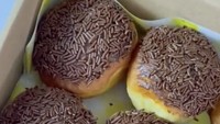 Harum Cake n Cookies di Pondok Kelapa, Jakarta Timur terkenal dengan donat kentangnya yang enak. Ada donat biasa dan bomboloni aneka isian. Varian rasanya termasuk meses, Nutella, dan Ovomaltine. Foto: harumcakencookies