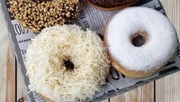 Princess Donuts di Pondok Aren tawarkan donat kentang aneka topping. Ada cokelat kacang, cokelat meses, keju parut, gula halus, tiramisu Oreo, hingga cokelat crispyballs. Foto: princessdonuts.id
