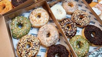 Donat kentang Sweet Bombs by Martha bisa dipesan online melalui Instagram. Pilihan rasanya dari yang klasik sampai kekinian. Ada juga jenis donat isi alias bomboloni. Foto: sweetbombs_bymartha 