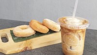Nobar Mabar adalah coffee shop di kawasan Tebet Timur yang asik buat tempat nongkrong. Salah satu camilannya berupa donat kentang tabur gula halus. Harganya sekitar Rp 15 ribu. Foto: kemmykemmykemmy