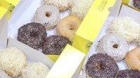 Ponut tawarkan donat kentang dengan aneka topping. Ada cokelat dan keju yang klasik hingga Chocomaltine, tiramisu, dan matcha yang kekinian. Harga per buah mulai dari Rp 8.000. Foto: ponuts_id