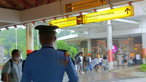 Cuaca ekstrem akibat hujan deras dan angin kencang berimbas pad 36 penerbangan di Bandara Bali.