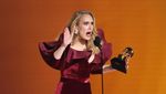 Raih Piala Grammy, Adele Nangis dan Peluk Dwayne Johnson