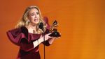Raih Piala Grammy, Adele Nangis dan Peluk Dwayne Johnson