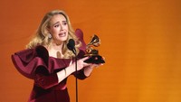 Adele tampak emosional di atas panggung. REUTERS/MARIO ANZUONI