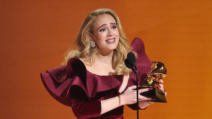Adele accepts the award for Best Pop Solo Performance for Easy On Me during the 65th Annual Grammy Awards in Los Angeles, California, U.S., February 5, 2023. REUTERS/Mario Anzuoni