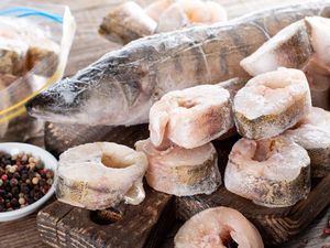 Agar Awet, Hindari 5 Kesalahan Menyimpan Ikan di Freezer Ini