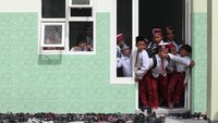 Sebelumnya sekolah tersebut sedang direnovasi. Ruangan yang ada di lantai dua masih disegel oleh Pemkot Surabaya karena terkendala izin mendirikan bangunan (IMB). 