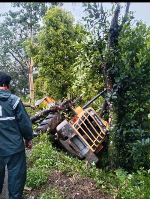 Alat berat terguling dalam perjalanan untuk membersihkan material Longsor di Desa Compang Cibal, Kecamatan Cibal Barat, Kabupaten Manggarai, NTT. (istimewa)