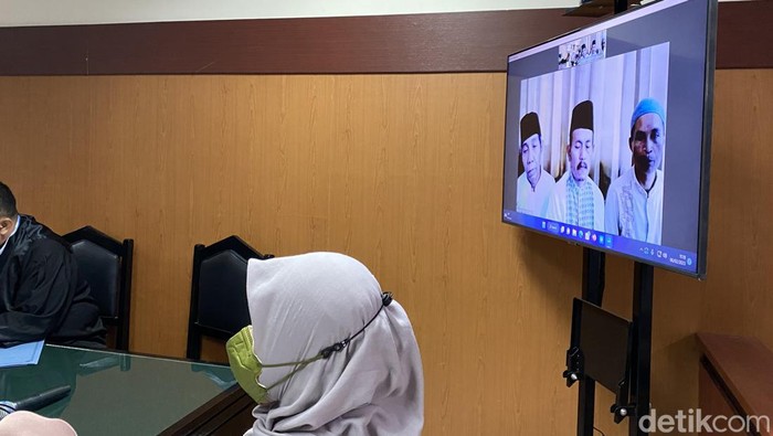 Anak korban saat memberikan saksi di sidang komplotan dukun pengganda uang di Sukabumi, Senin (6/2/2023)