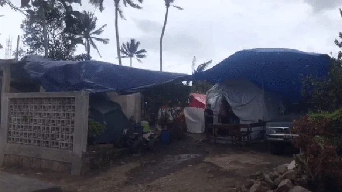 Angin kencang menerjang tenda pengungsi korban gempa Cianjur pada Senin (6/2/2023).