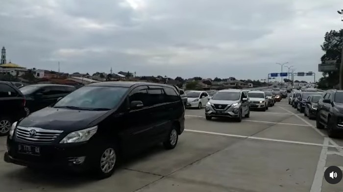 Antrean kendaraan menuju GT Cilandak 2 Tol JORR, Senin (6/2/2023) pagi ini macet.