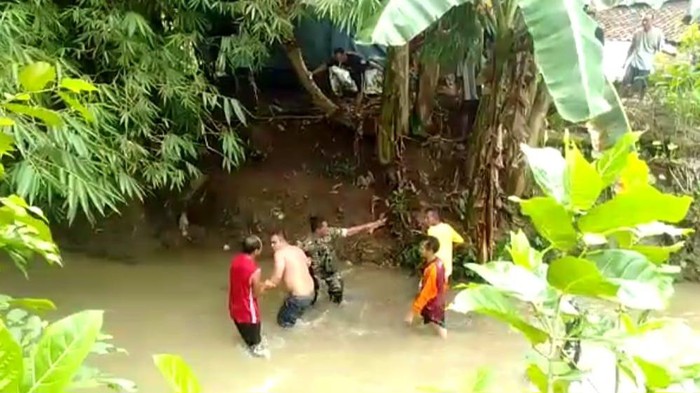 Babinsa Sumpiuh Banyumas Raih Penghargaan Usai Ringus DPO Curanmor Danrem 071/Wijayakusuma Kolonel Inf Yudha Airlangga, berikan Penghargaan kepada Babinsa Kelurahan Sumpiuh Koramil-10/Sumpiuh Kodim 0701/Banyumas Serda Gunawan.