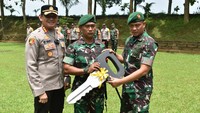 Penghargaan diberikan Danrem 071/Wijayakusuma bersama Kapolresta Banyumas Kombes Pol Edy Suranta Sitepu, S.I.K, M.H berupa satu unit sepeda motor, berlangsung di Lapangan Tembak HM. Bachroen Makorem 071/Wijayakusuma, Senin (6/2/2023).