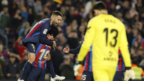 Soccer Football - LaLiga - FC Barcelona v Sevilla - Camp Nou, Barcelona, Spain - February 5, 2023 FC Barcelonas Jordi Alba celebrates scoring their first goal with FC Barcelonas Franck Kessie REUTERS/Albert Gea