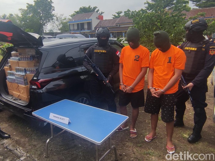 Bea Cukai Jateng-DIY di Semarang menghadirkan dua tersangka kasus peredaran rokok ilegal di Kendal dan barang bukti mobil yang dimodifikasi, Senin (6/2/2023).