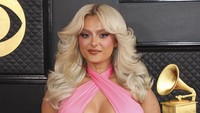 Bebe Rexha memilih gaun pink untuk menemaninya di Grammy Awards 2023. REUTERS/DAVID SWANSON