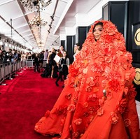 Lizzo membawa drama ke karpet merah Grammys 2023. Gaun jingga Dolce & Gabbana dengan coat penuh ornamen bunga tiga dimensi dan dipakai hingga menutupi kepala menjadi pilihannya. (Foto: John Shearer/Getty Images for The Recording Academy)