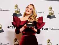 Adele Kena Infeksi Bakteri di Telinga, Bikin Budek Sebelah