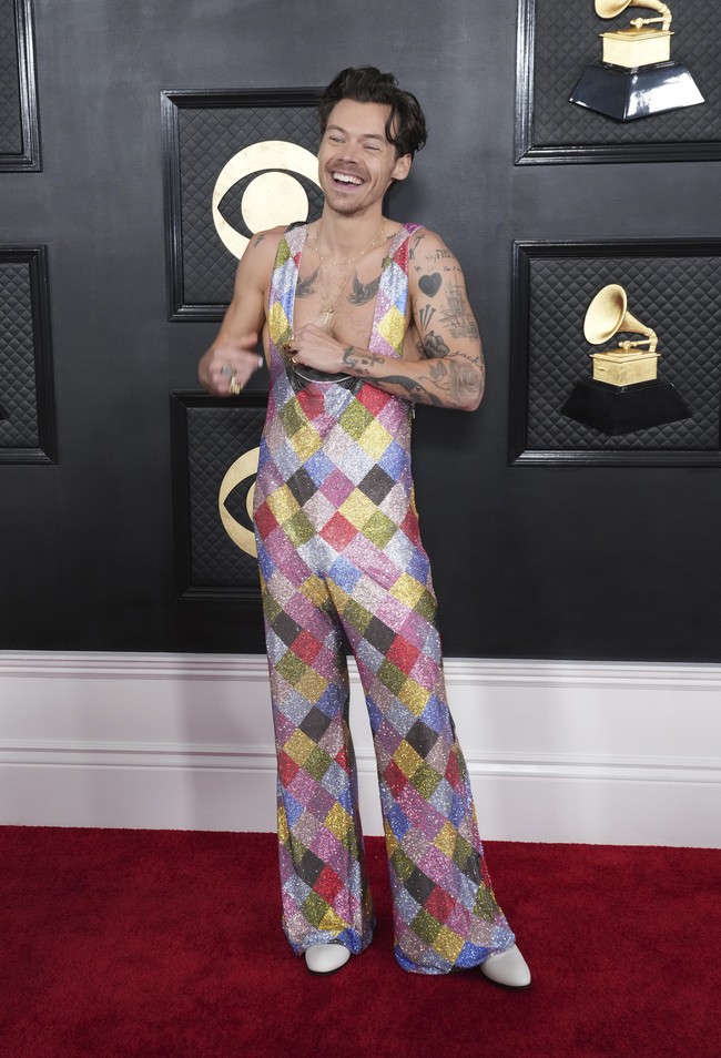 Harry Styles kembali menunjukkan sisi dirinya yang tak takut untuk bergaya beda. Kali ini, jumpsuit sequin berbelahan dada rendah dari label EgonLab menjadi andalan mantan personel One Direction itu. Di Grammy Awards 2023, ia membawa pulang tiga piala. (Foto: Jordan Strauss/Invision/AP)