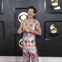 Harry Styles kembali menunjukkan sisi dirinya yang tak takut untuk bergaya beda. Kali ini, jumpsuit sequin berbelahan dada rendah dari label EgonLab menjadi andalan mantan personel One Direction itu. Di Grammy Awards 2023, ia membawa pulang tiga piala. (Foto: Jordan Strauss/Invision/AP)