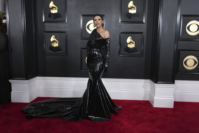 Doja Cat tak berhenti membuktikan dirinya sebagai ikon gaya. Setelah rententan gaya uniknya di Paris Fashion Week, kini ia mencuri atensi dengan gaun hitam PVC Versace. (Foto: Jordan Strauss/Invision/AP)