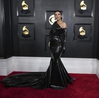 Doja Cat tak berhenti membuktikan dirinya sebagai ikon gaya. Setelah rententan gaya uniknya di Paris Fashion Week, kini ia mencuri atensi dengan gaun hitam PVC Versace. (Foto: Jordan Strauss/Invision/AP)